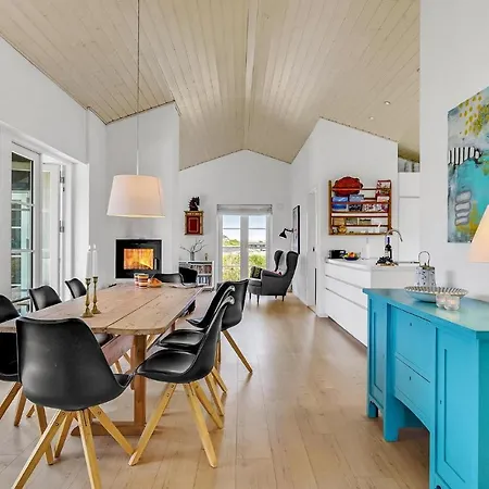 Three-bedroom In Вайерс-Странд